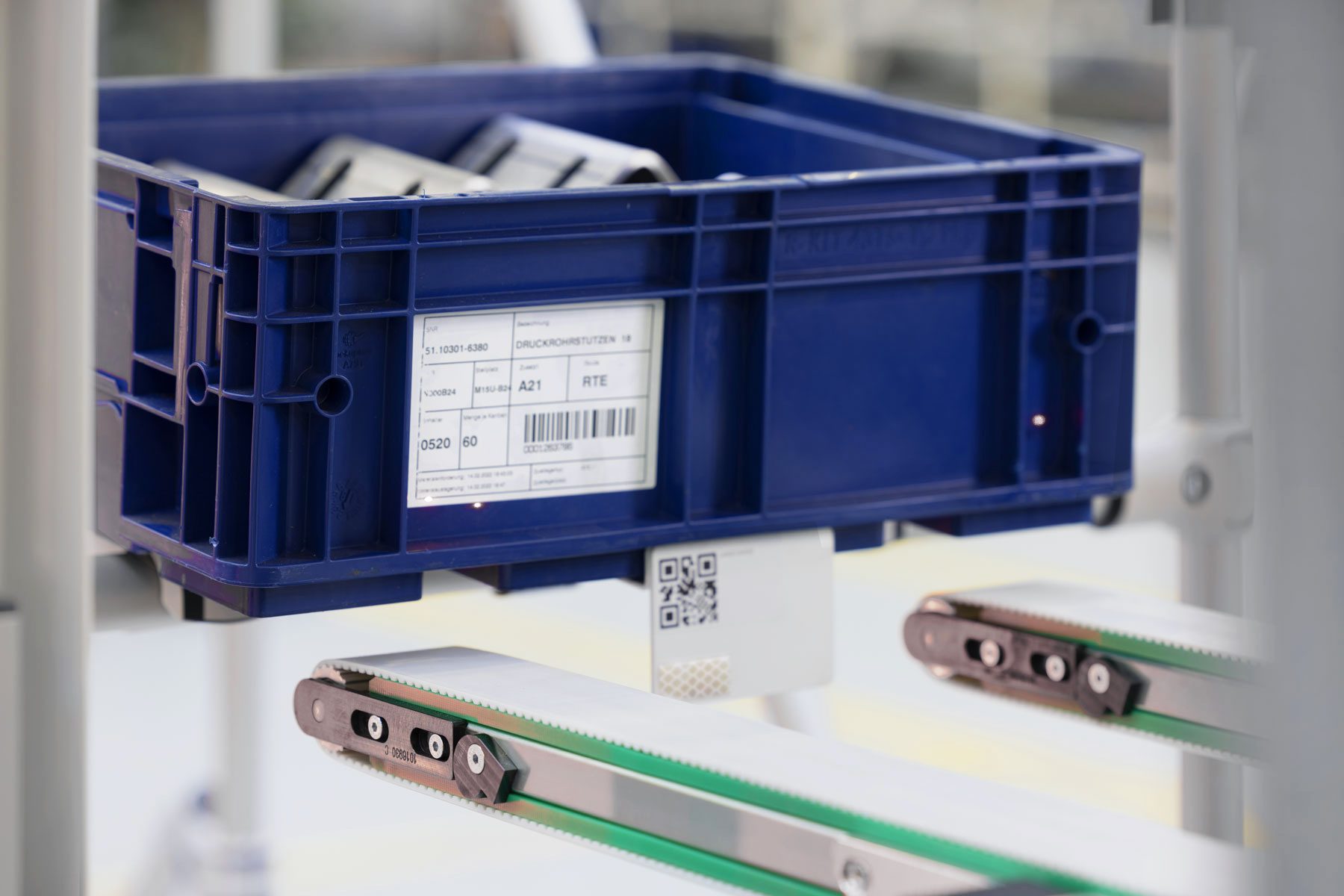 SOTO - Close-Up-Handling_01-_redLight.jpg